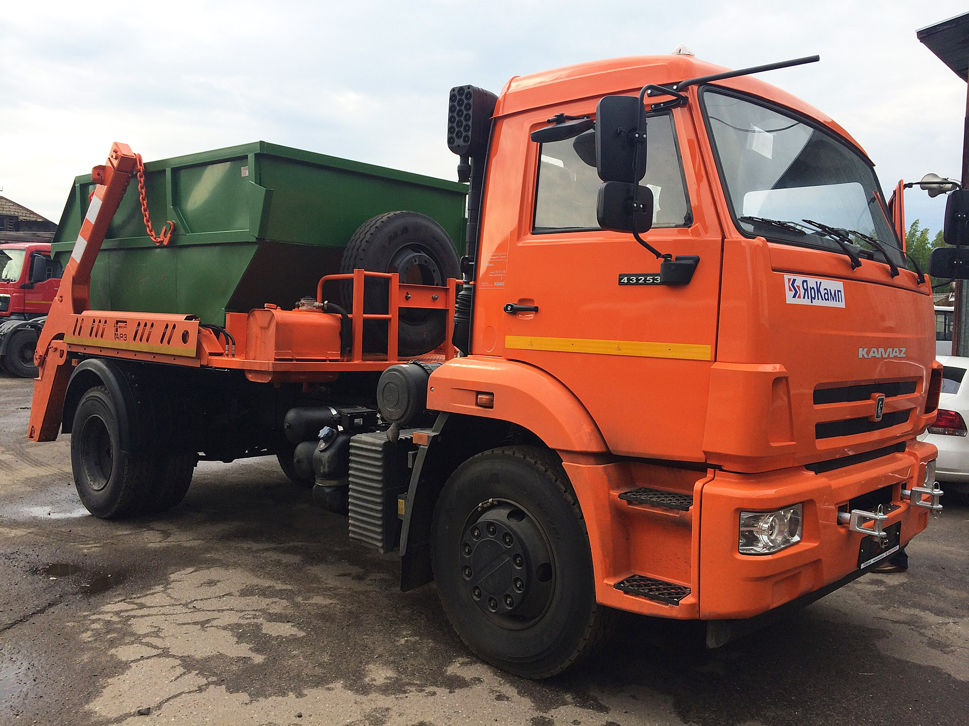 Группа компаний «ЯрКамп-Лизинг» передала в лизинг мусоровоз бункеровоз МБС-4401-02 на шасси КАМАЗ