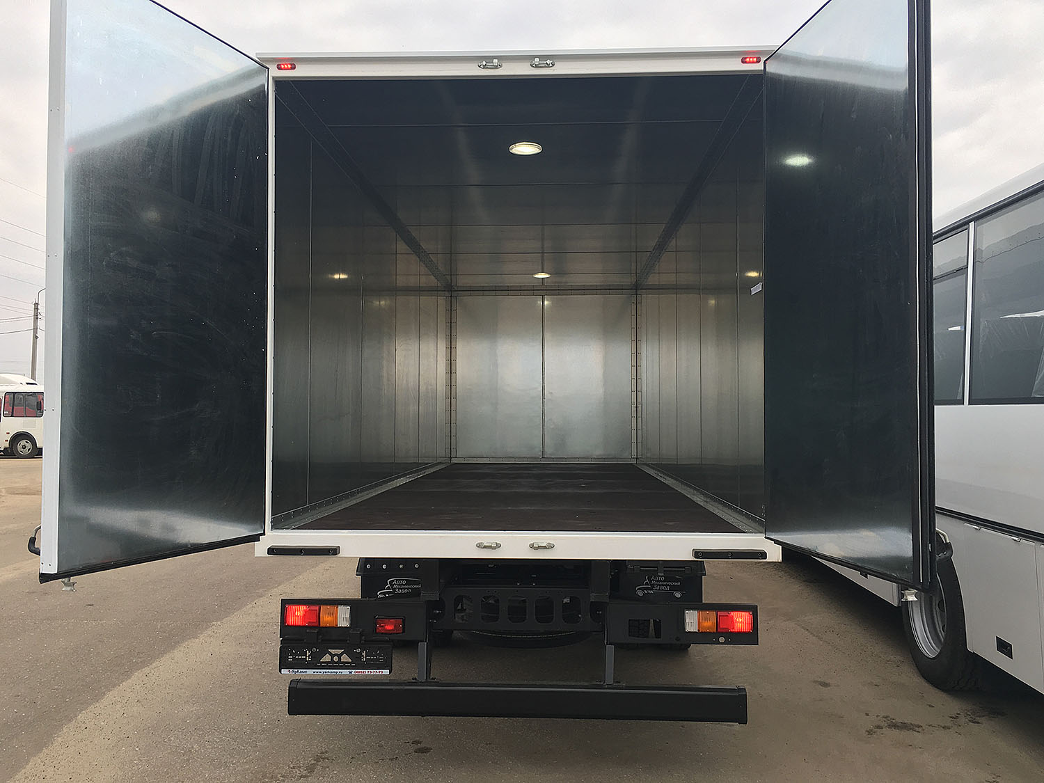 ЯрКамп-Лизинг произвел отгрузку на условиях лизинга изотермического фургона на шасси ISUZU Forward 12
