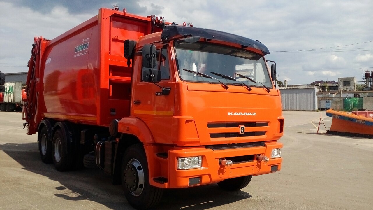 "ЯрКамп-Лизинг" поставил на условиях финансовой аренды мусоровоз с задней загрузкой на шасси КАМАЗ-65115 773962-50 